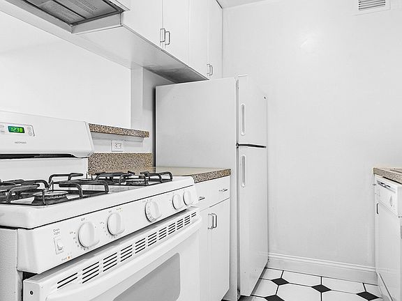5th image of 153 E 32nd St APT 7G