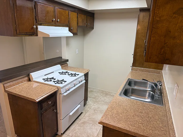 1540 E. Canfield Lane — Photo 4