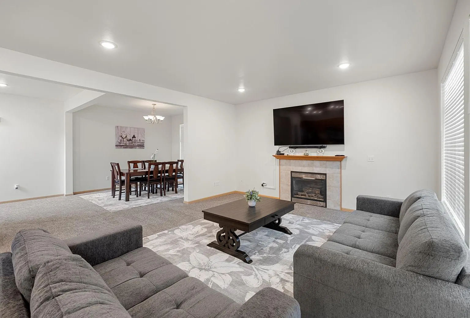4 bed, 2365 sqft, $4,995 — Photo 2