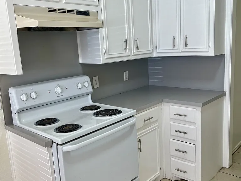 9610 Elmwood Ave #B — Photo 3