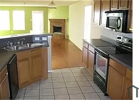 5 bed, 2033 sqft, $2,600 — Photo 3