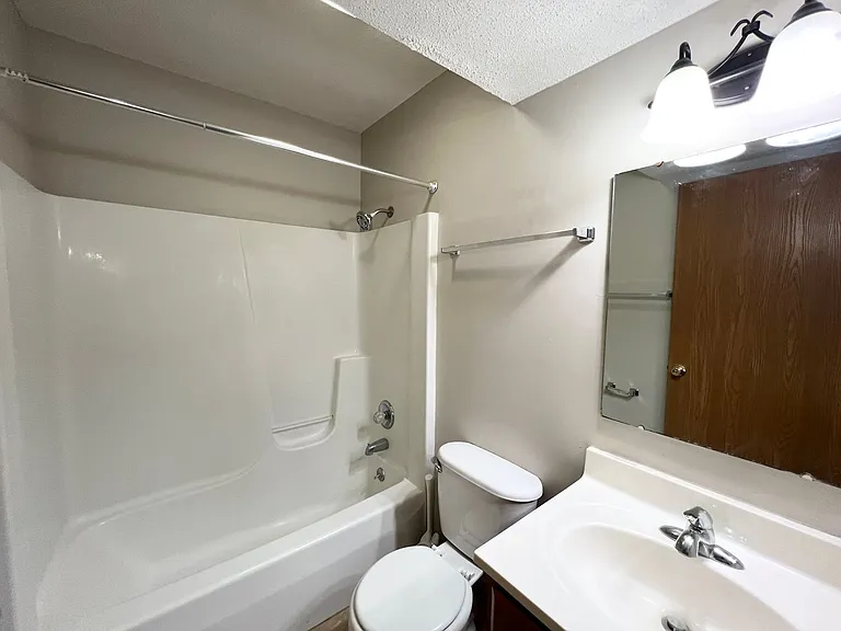 Oakridge Apartments — Photo 38