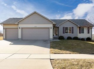 225 Gas Light Ct SW, Cedar Rapids, IA 52404