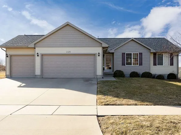 225 Gas Light Ct SW, Cedar Rapids, IA 52404