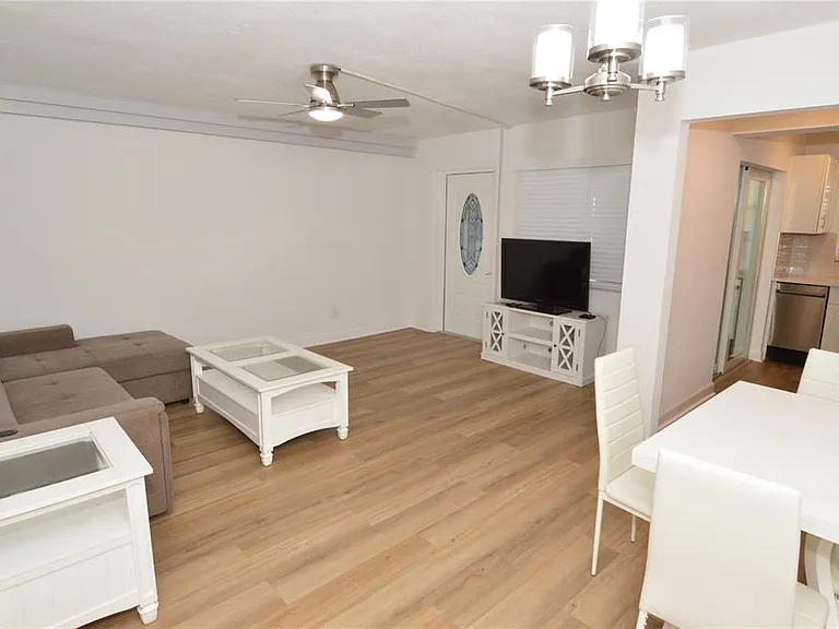 4700 Cove Cir #107 — Photo 16