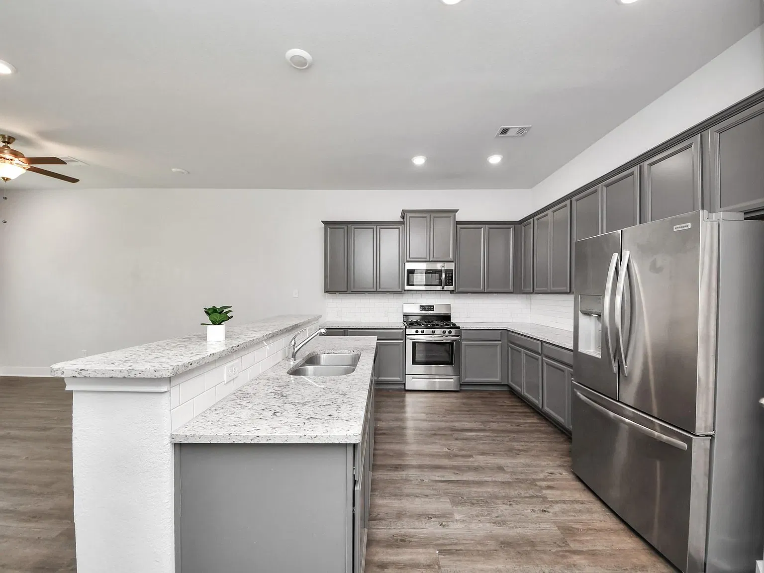 4 bed, 2.5 bath, 1821 sqft, $2,500 — Photo 2