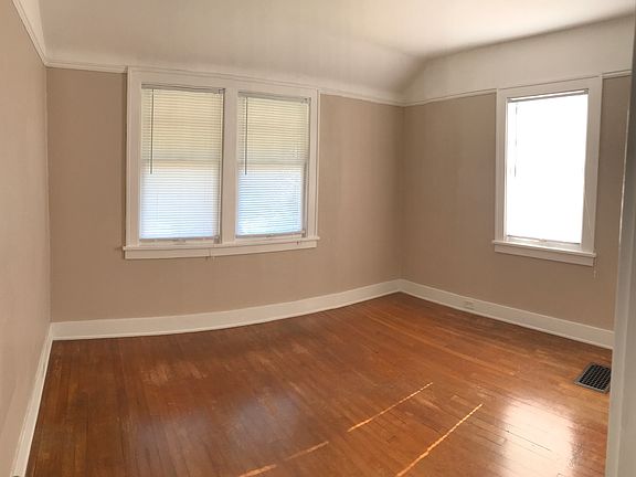 3rd image of 113 E 24th St