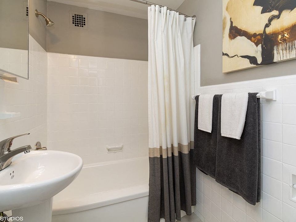 One bedroom model bathroom at Bridgeyard in Alexandria, VA