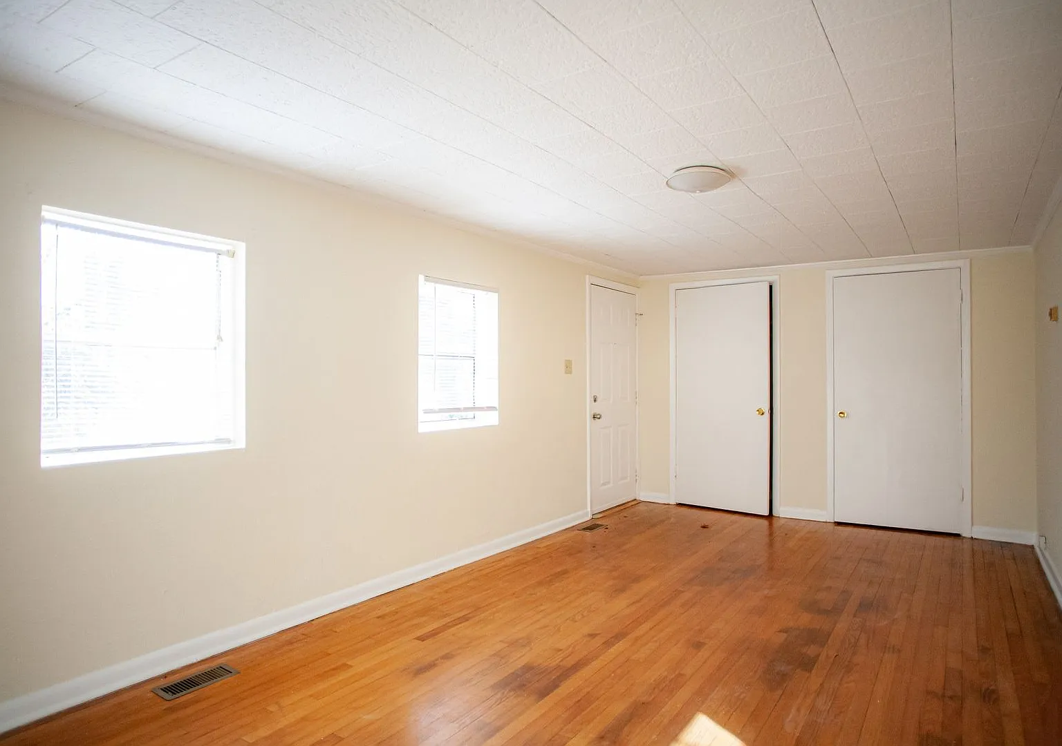 Spacious One Bedroom near UNC Hospitals! — Photo 4