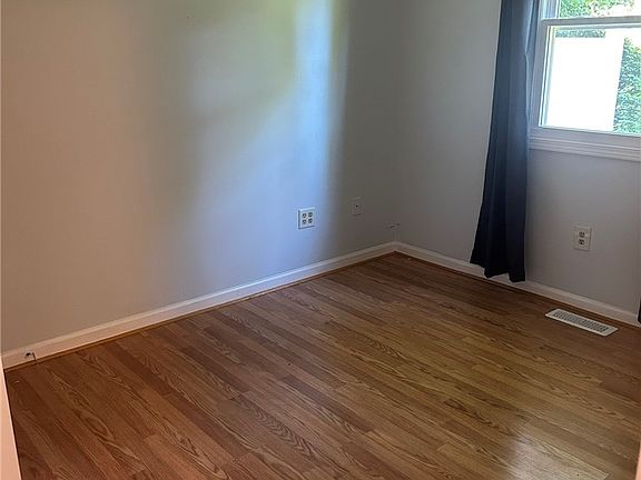 4th image of 11 Walnut Cir