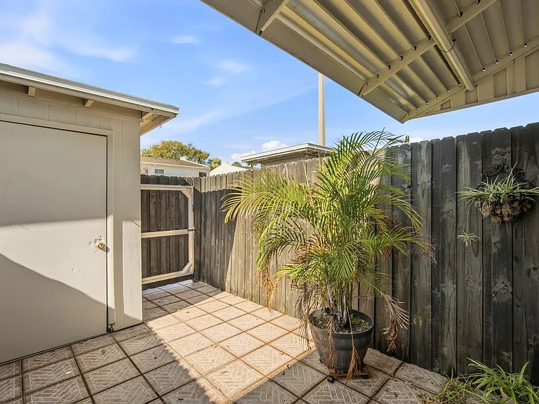 4521 W La Villa Ln — Photo 15