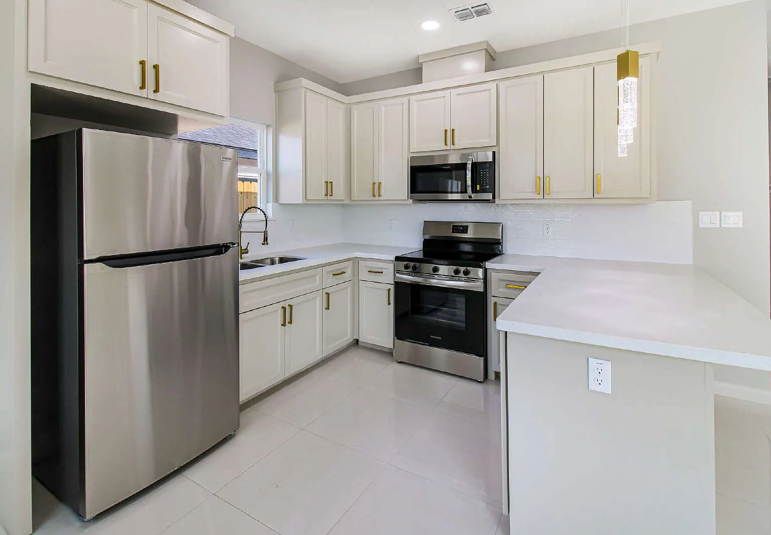 2 bed, 2.0 bath, 1017 sqft, $1,300 — Photo 3