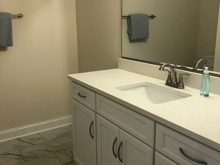Hall bath with bathtub