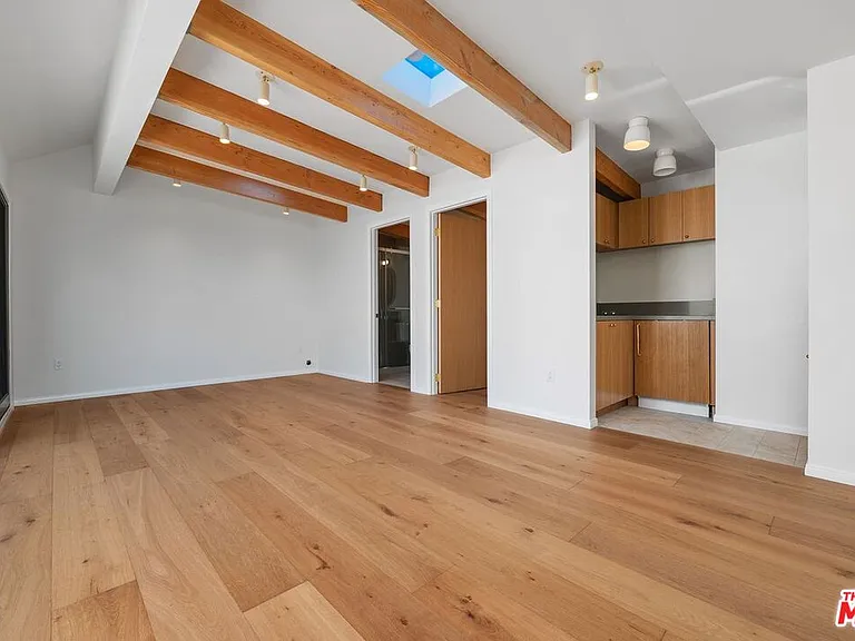 2030 Kelton Ave — Photo 15