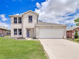 1044 Triple Crown Dr, Fort Worth, TX 76179