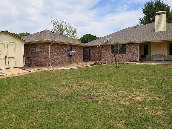 3rd image of 421 Bluebonnet Ln