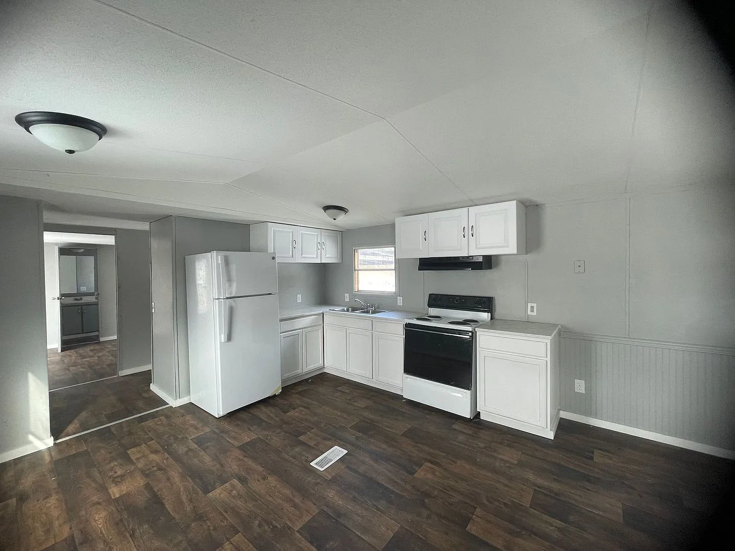 Country living with spacious front and backyard - 3 beds/ 2bath available now — Photo 4