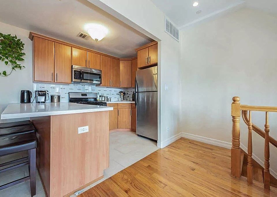 2nd image of 2553 W 15th St