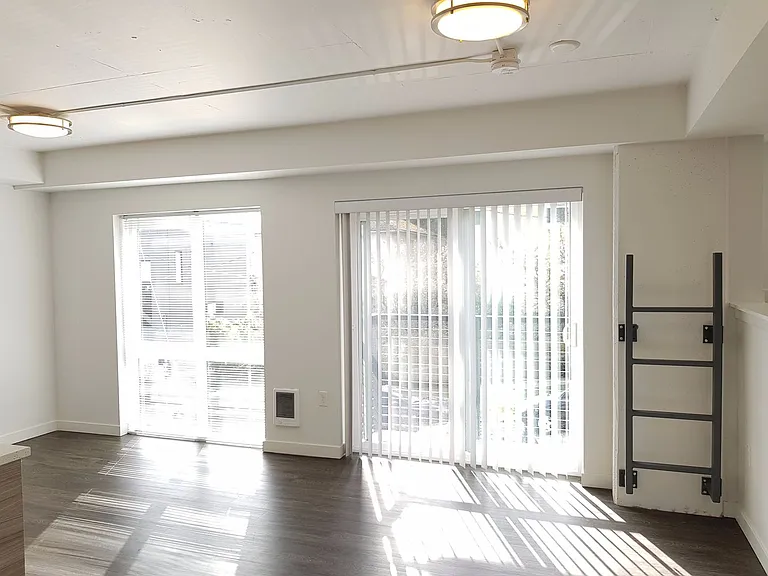 Hamilton- Your Bright, Modern City Home! — Photo 43