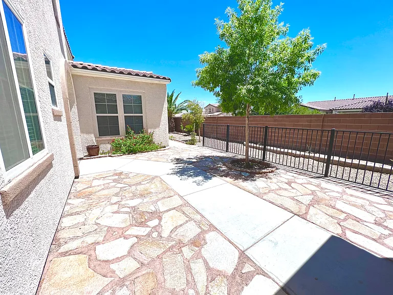 7140 Charter Crest St — Photo 6