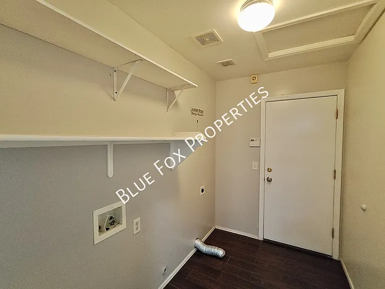 100 E Medina Rd — Photo 9