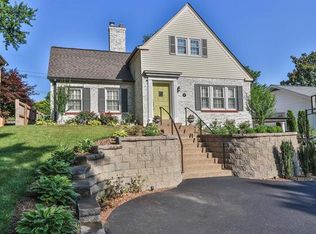 16 Sweetbriar Ln, Saint Louis, MO 63122