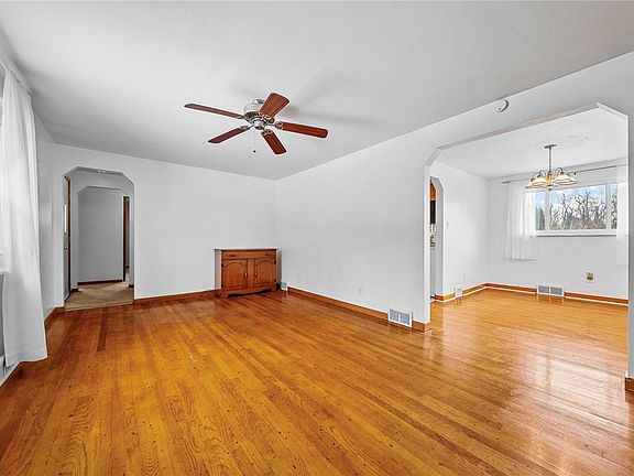 5th image of 836 Division St