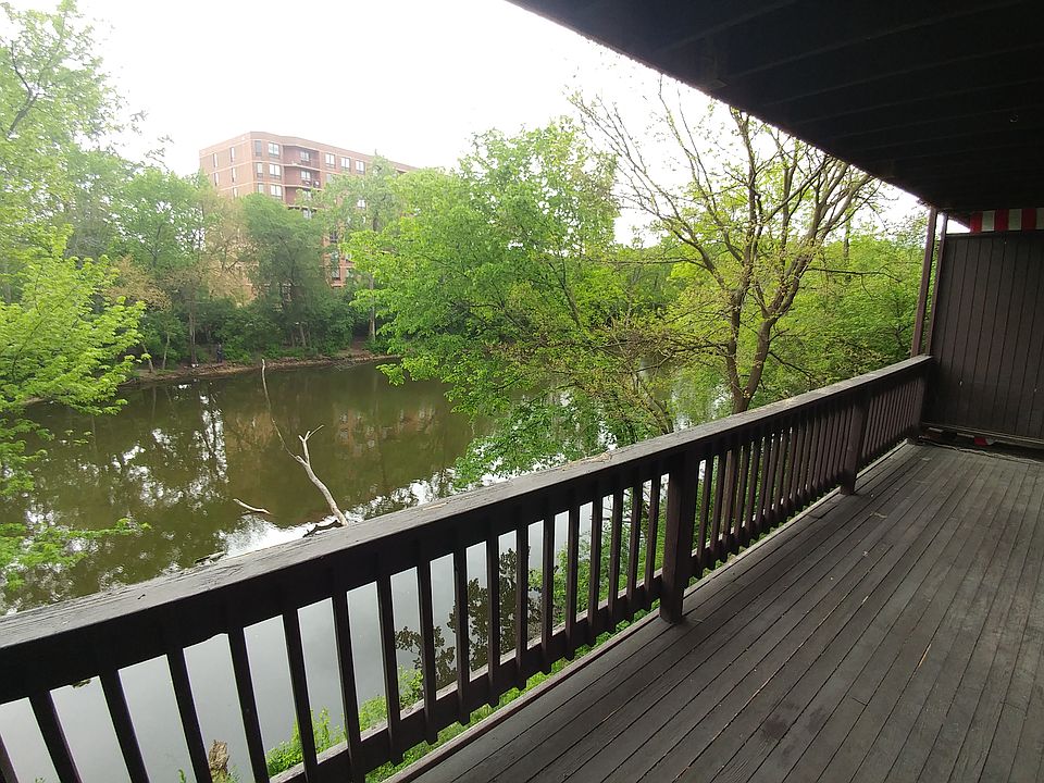 Enjoy large balcony on lake