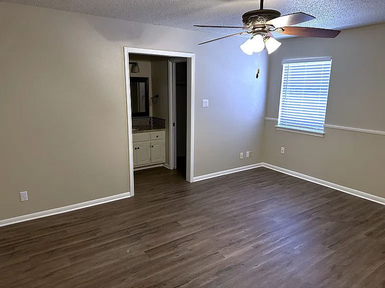 2211 Stagecoach Trl — Photo 12