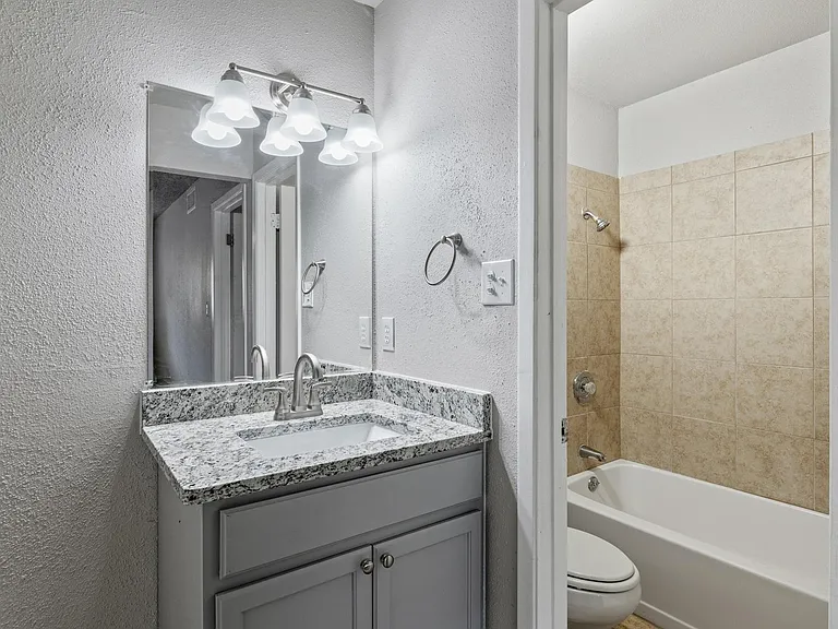 Green Oaks at Medical Apartments — Photo 5