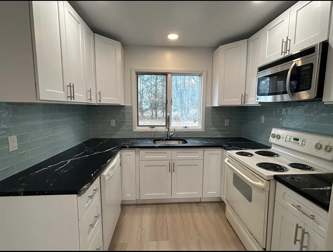 3 bed, $2,500 — Photo 2