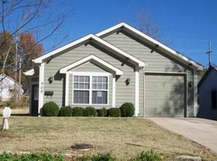 908 E Wea St, Paola, KS 66071