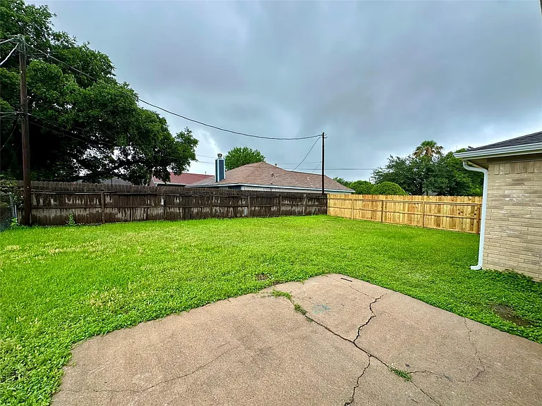 504 Raymond St — Photo 15