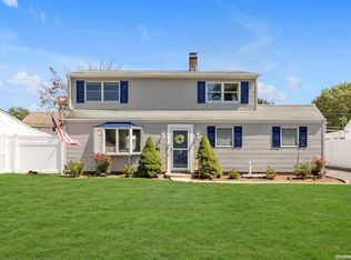 13 Peony Rd, Levittown, NY 11756