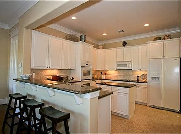 Amazing kitchen with granite island & breakfast bar as well as double ovens, walk-in pantry and travertine backsplash!