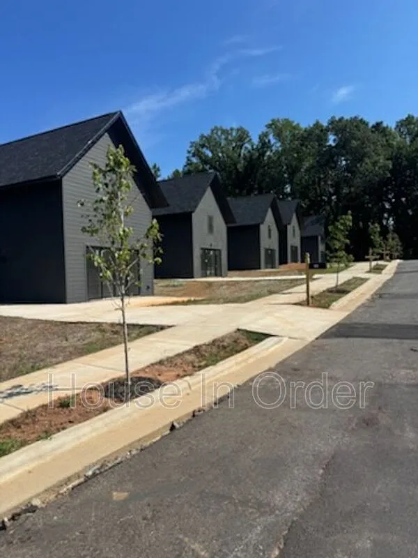 2 bed, 2.0 bath, 893 sqft, $1,800 — Photo 1