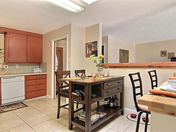 3rd image of 3405 Gladden Ct NE