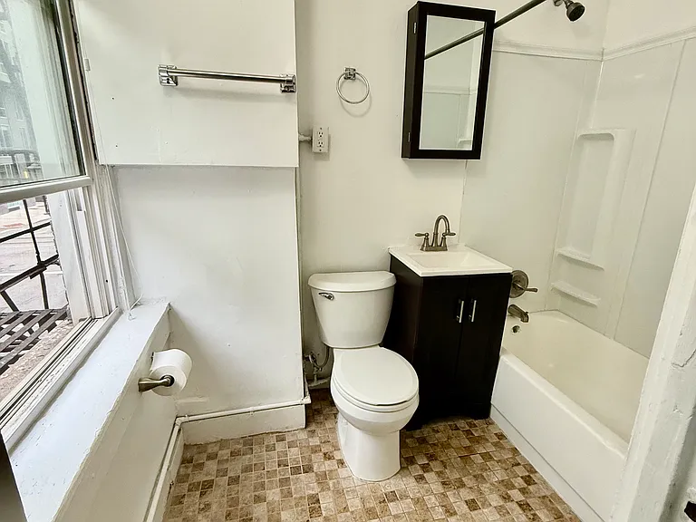206 E 8th St #2 — Photo 11