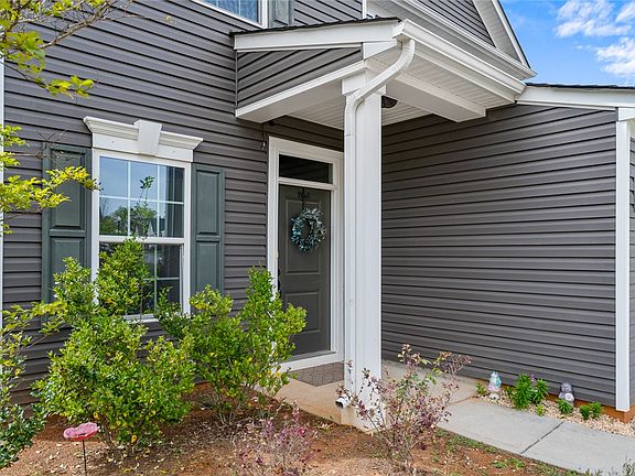 2nd image of 8 Wiltshire Cir