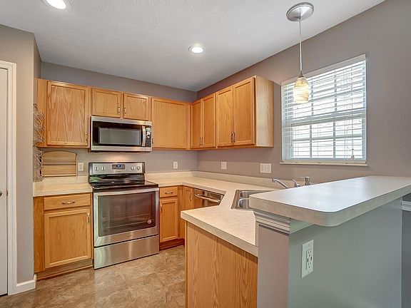 5th image of 988 Weeping Willow Ln