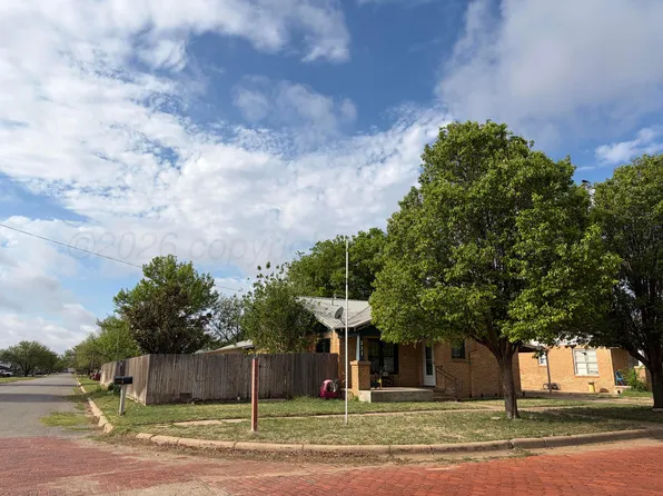 211 9th St, Wellington, TX 79095