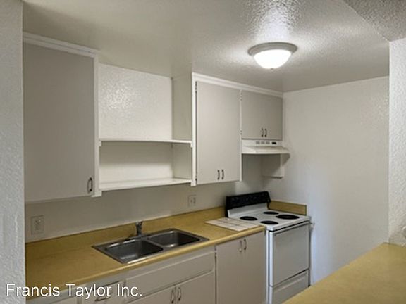 3rd image of 412 Plymouth Dr APT 12