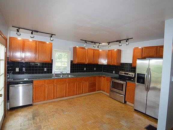 5th image of 1460 Greendale Rd