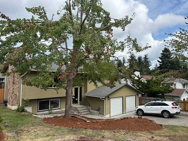 4 bed, 2340 sqft, $3,299 — Photo 2