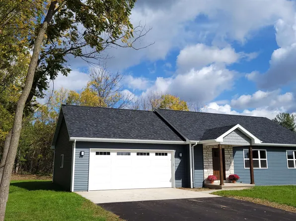 607 E Douglas St, New London, WI 54961