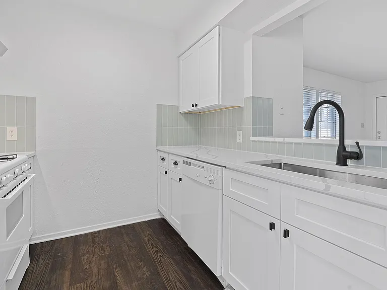 7200 Creekside Dr #D — Photo 4