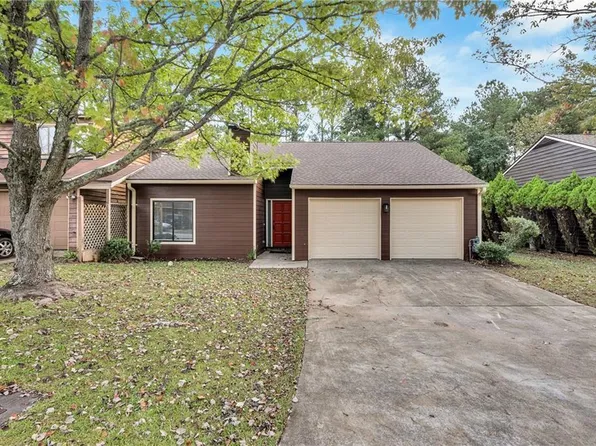 1522 Burnstone Dr, Stone Mountain, GA 30088