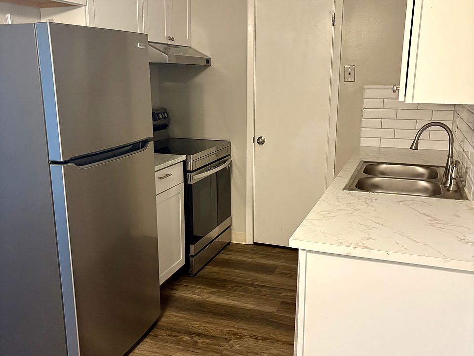 Updated kitchen w appliances and pantry