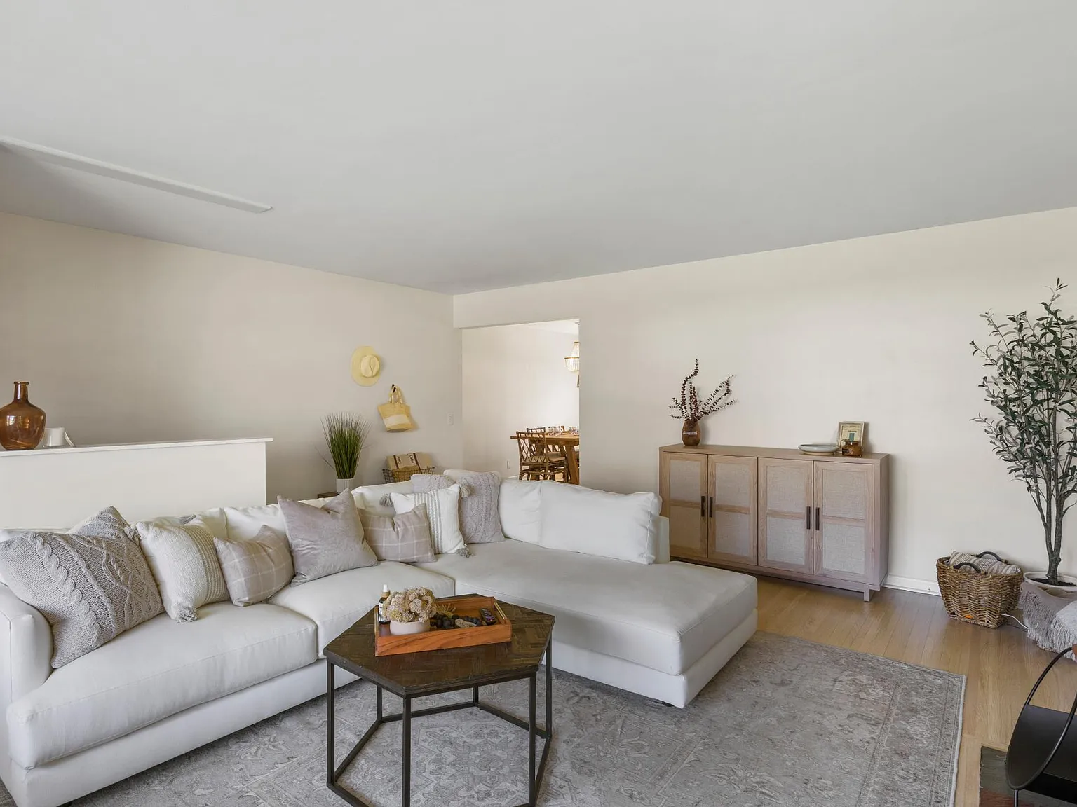 3 bed, 1.5 bath, 1550 sqft, $3,800 — Photo 4
