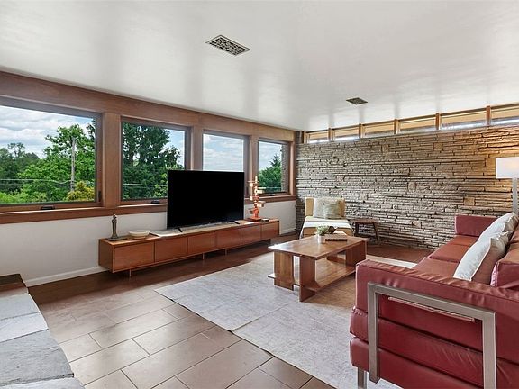 3rd image of 850 Bockstoce Ave
